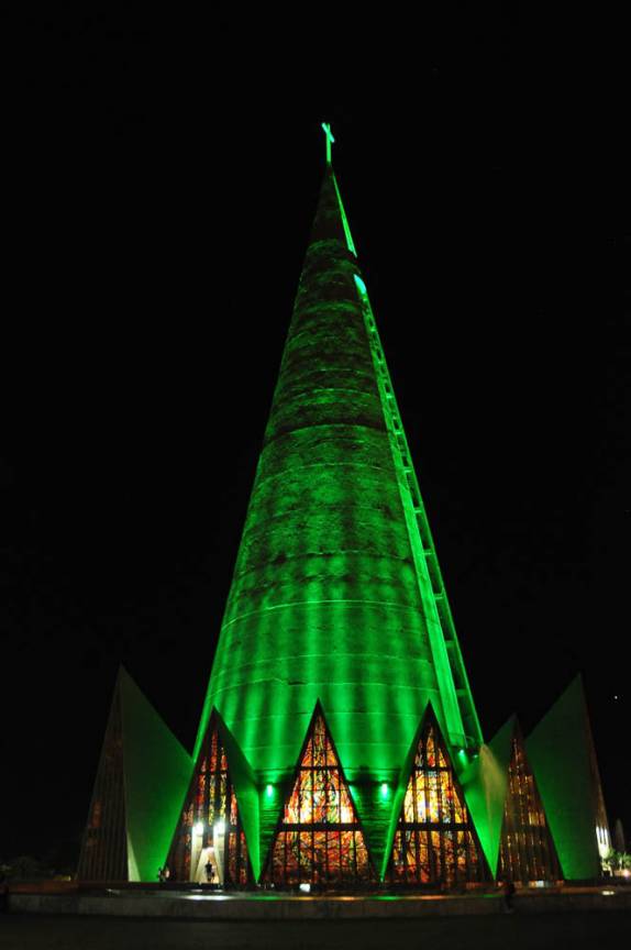 Uma das muitas cores da iluminação da Catedral de Maringá, no norte do Paraná